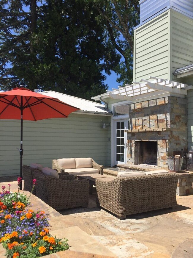 Building Photo - 555 Zinfandel Ln