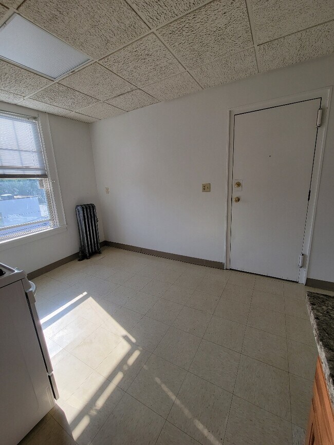 Building Photo - 448 Hawley Ave