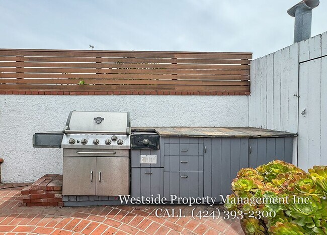 Building Photo - 8120 Glider Ave