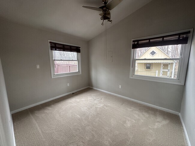 Building Photo - 542 Wagon Trail Rd