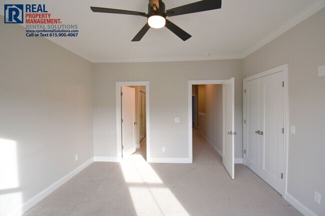 Building Photo - Gorgeous and modern 2 bedroom townhome in the heart of Murfreesboro w/ neighborhood pool, hi-spee...