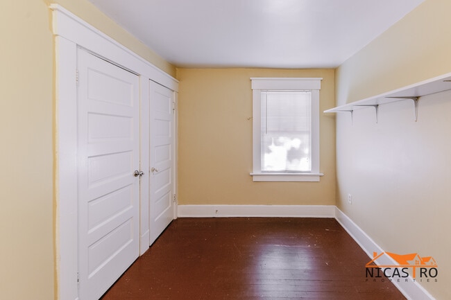 Building Photo - 2097 Summit St