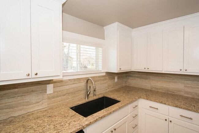 Building Photo - Spacious 1/1 Retreat – Steps from TU & Tulsa’s Hot Spots