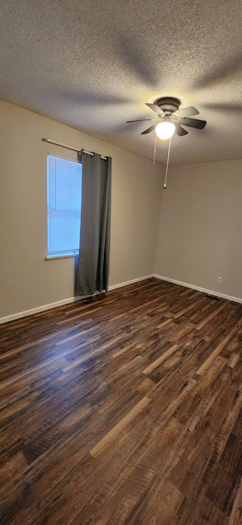 Building Photo - 3BR, 1BTH with full unfinished basement! N...