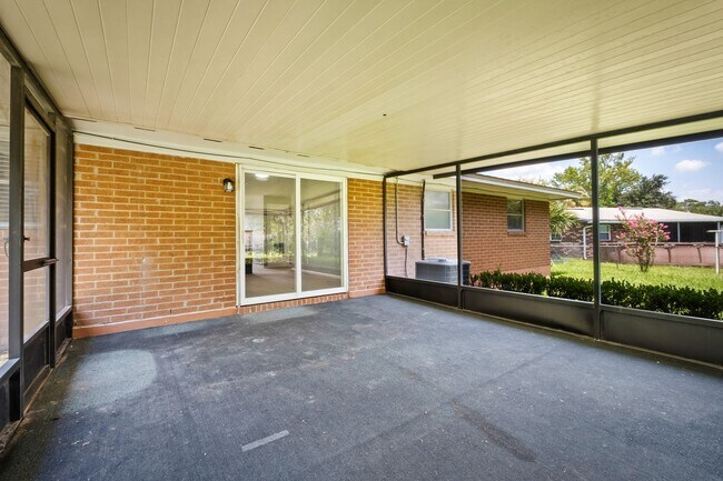 Building Photo - Newly Updated Home On Cul De Sac
