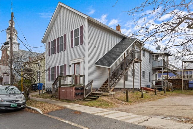 Apartment on second floor - 9 Allen St