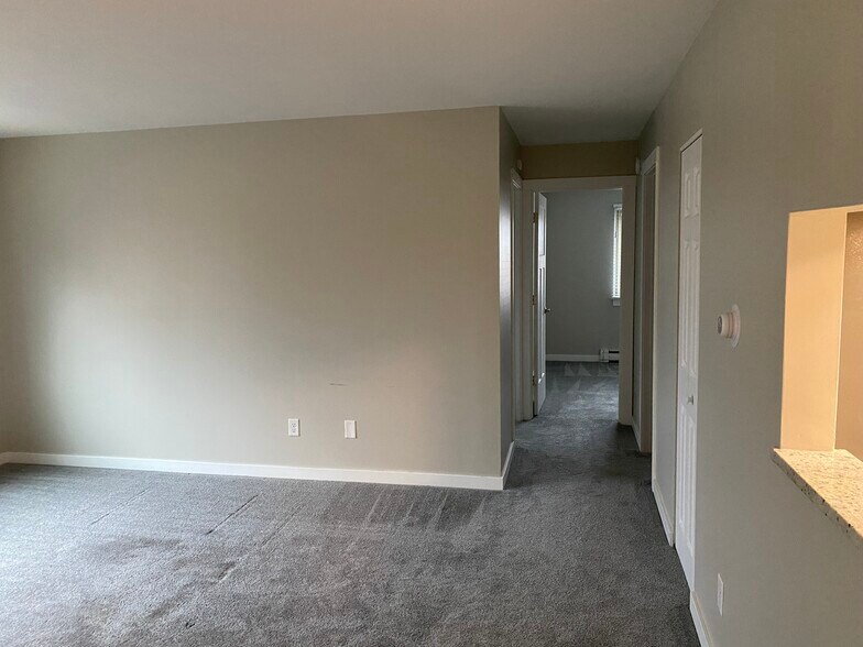 Building Photo - 125 Twin Oaks Dr