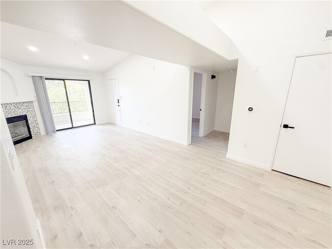 Building Photo - 950 Seven Hills Dr