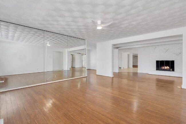 Building Photo - Beautiful Single-Story Home for Rent in Dallas | 3 Bedrooms | Living Room | Dining Room + Large G...