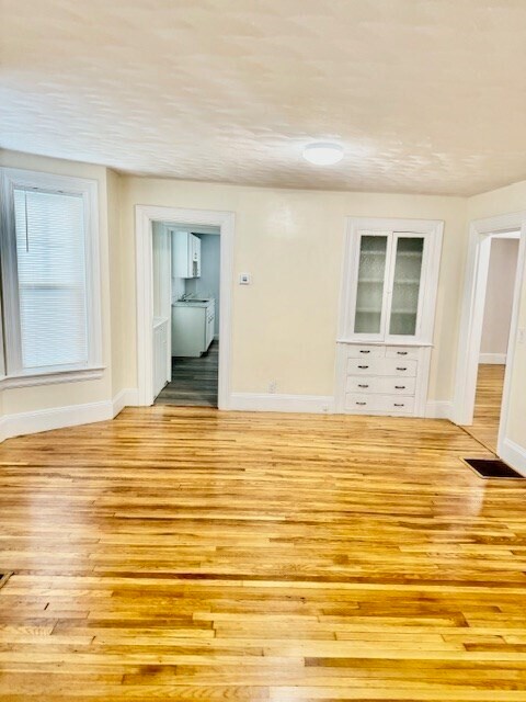 Building Photo - 8 Oneida St