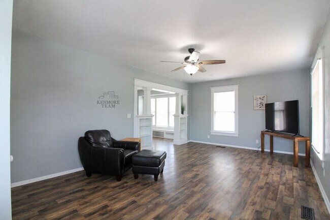 Building Photo - 310 N 2nd Ave