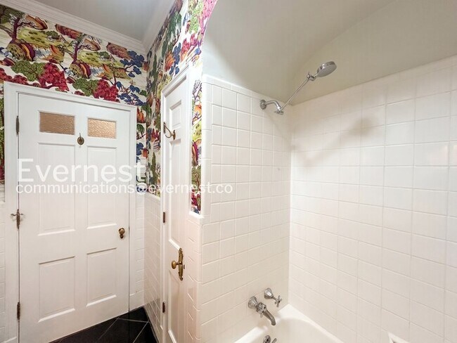 Building Photo - 756 S Willett St
