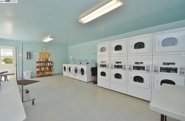 Building Photo - 325 Kitty Hawk Rd
