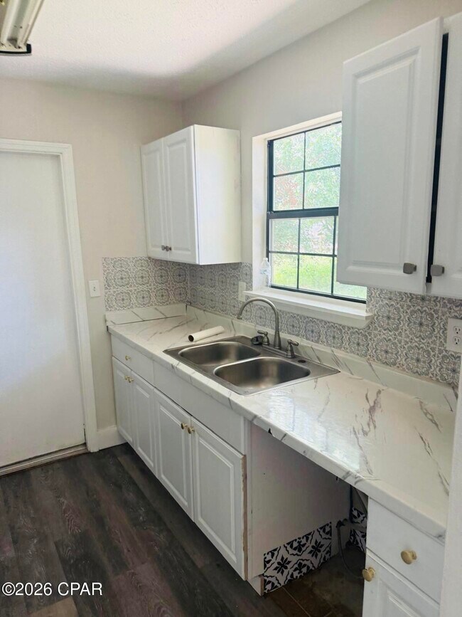 Building Photo - 6615 Enzor St