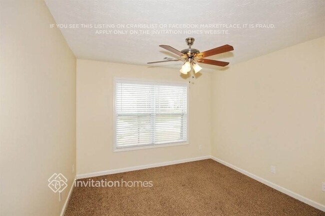 Building Photo - 2245 Village Green Dr