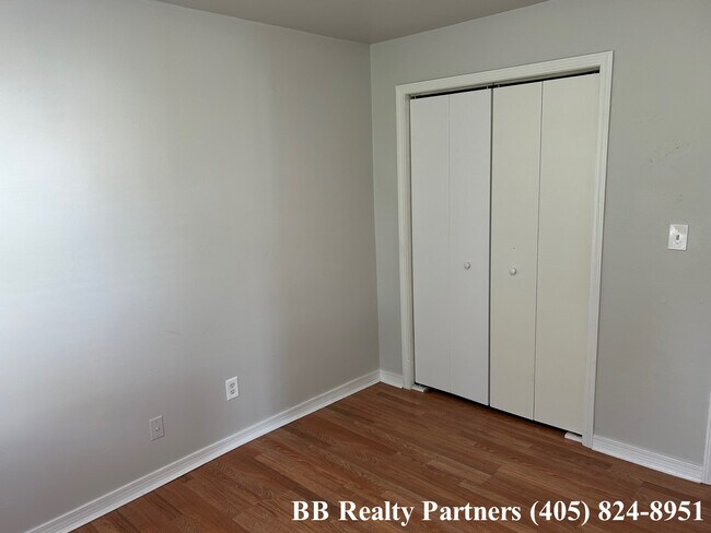 Building Photo - 1404 S Knoxville Ave