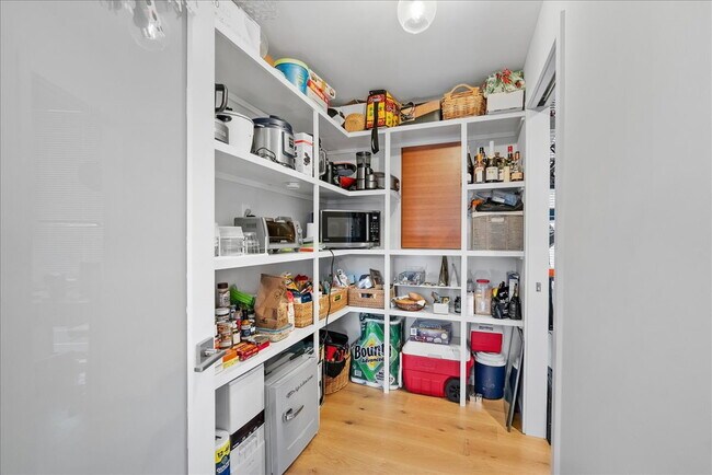 Building Photo - Unique 3BR / 1.5BA Mid-Century Townhome in Reston’s Iconic Hickory Cluster