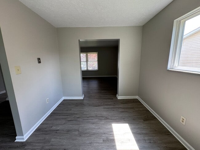 Building Photo - Far Eastside Large 3 Bedroom 1.5 Bath