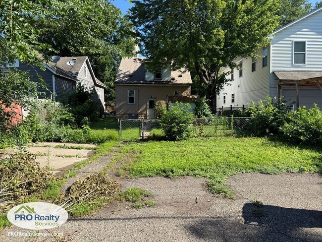 Building Photo - 4 Bedroom House in St. Paul