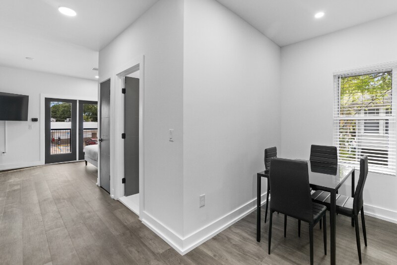 Building Photo - 935 S Howard Ave