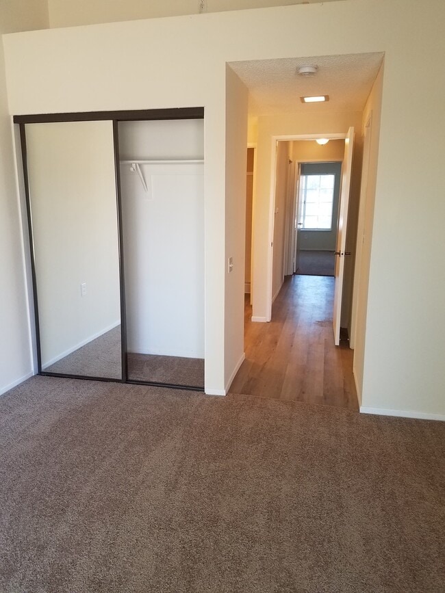 Building Photo - Charming 2 bed 2 bath in west side of Heme...