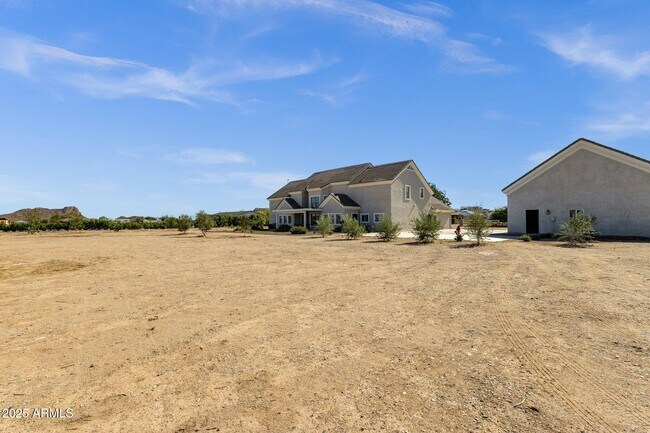 Building Photo - 856 W Quail Cir