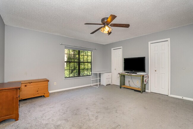 Building Photo - 3118 Manor Dr NE