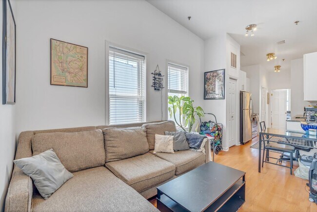 Primary Photo - 420 Monroe St