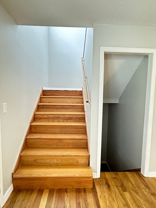 Building Photo - This 3 Bedroom Basement Duplex in Ozark is...