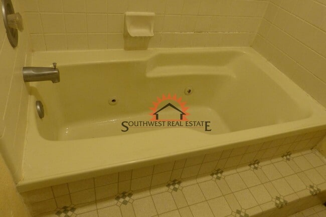 Building Photo - Lovely 3 bedroom 2 bathroom brick home wit...