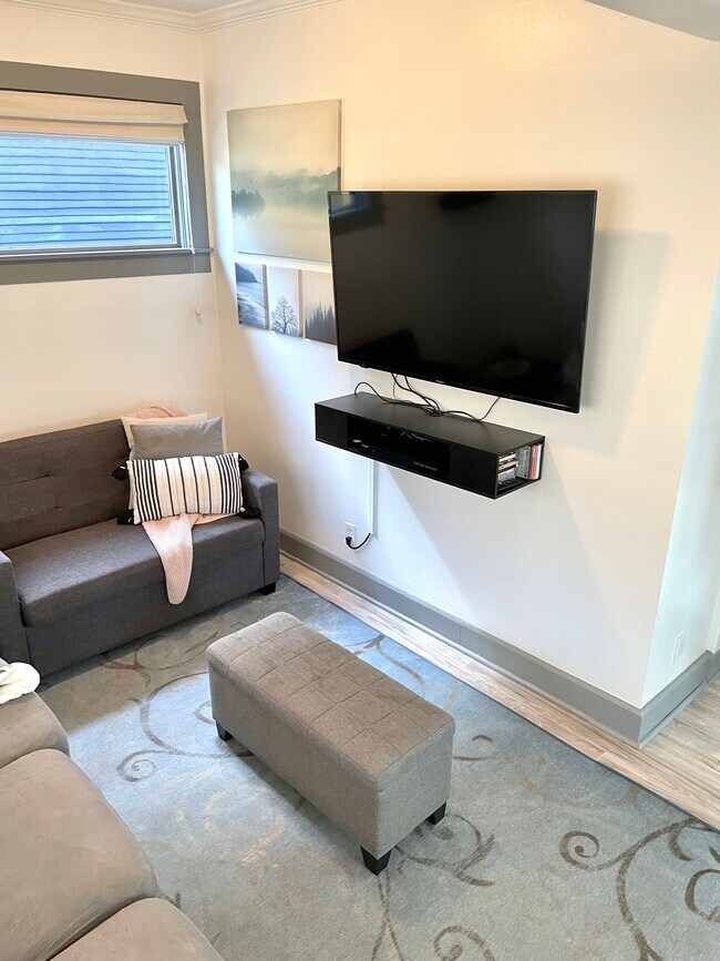 Building Photo - 313 NE Stanton St