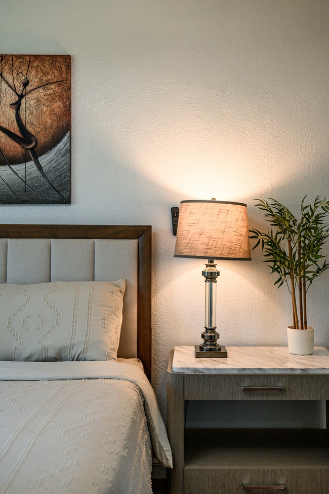 Building Photo - 1250 Stratford Ln