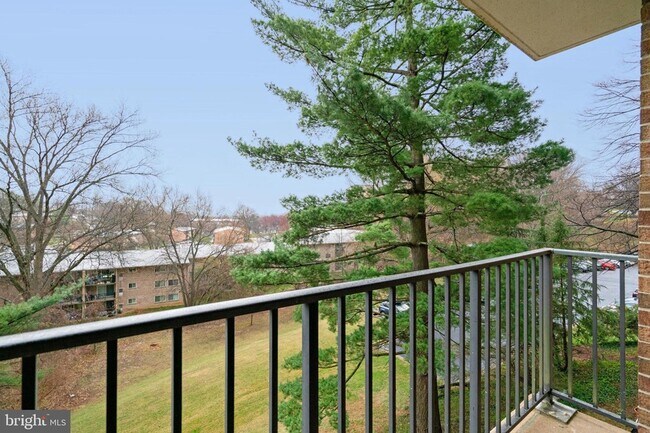 Building Photo - 2300 Pimmit Dr