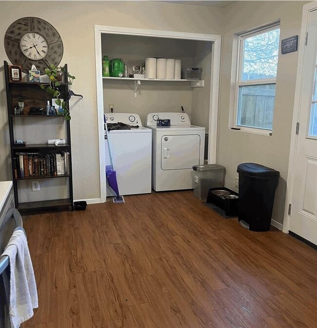 Building Photo - 301 Algerita Dr