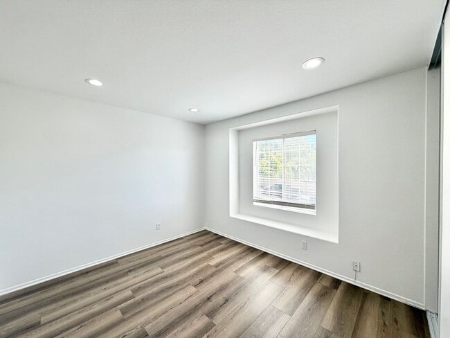 Building Photo - Stunning 4 Bedroom Home in California Tradewinds