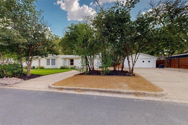 Building Photo - 2801 Perry Ln