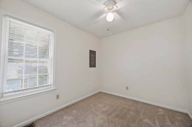 Building Photo - 2 bed 1 bath with fenced in yard in Norfolk