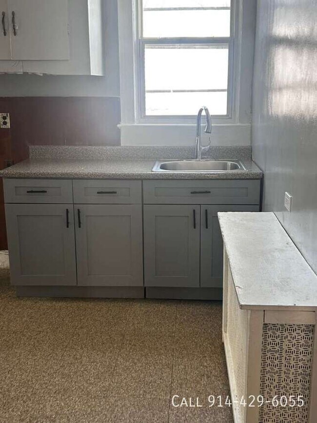 Building Photo - 263 Elm St