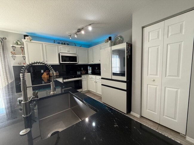 Building Photo - Beautiful updated 3 bedroom 2 bathroom home in Bayberry Lakes