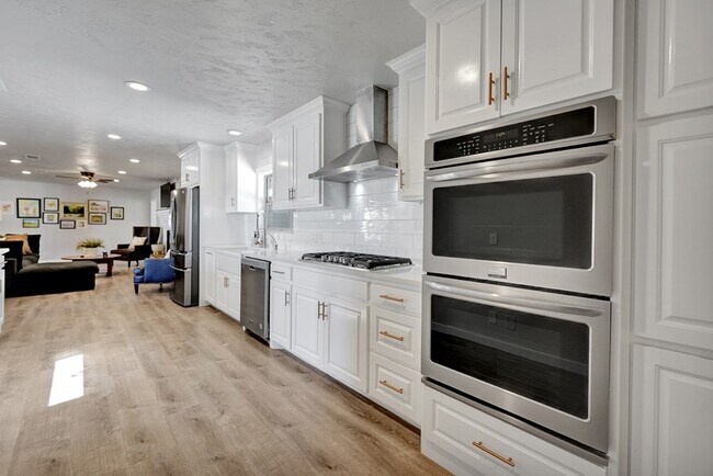 Building Photo - 715 Shell Ave