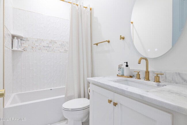 Building Photo - 1013 Camellia Blvd