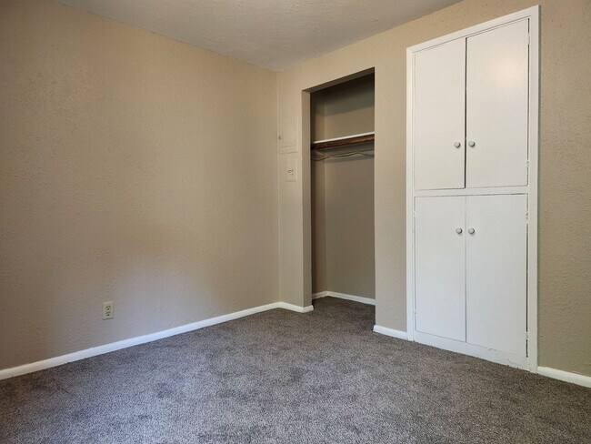 Building Photo - Spacious Lower Level Apartment Ready For R...