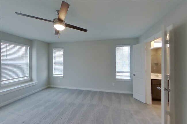 Building Photo - 9835 Willow Creek Commerce Dr