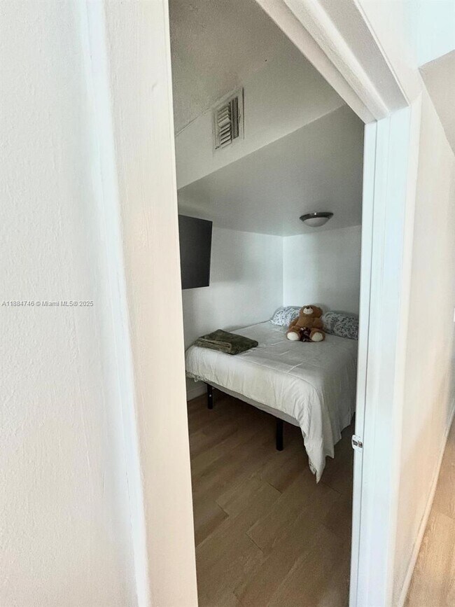 Building Photo - 999 Brickell Bay Dr