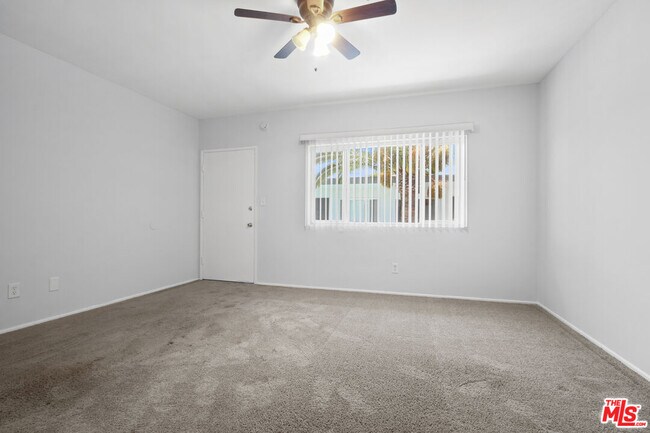 Building Photo - 115 N Oak St