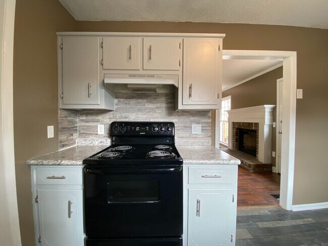 Building Photo - 221 Ridgewood Dr