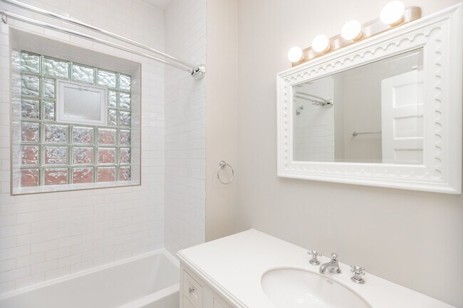 Building Photo - 334 S Oak Park Ave