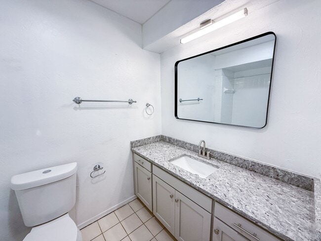 Building Photo - Beautifully Updated 4 Bedroom 2 Bathroom i...