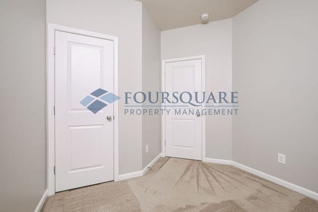 Building Photo - Conveniently Located Townhome With 3 Beds and 2.5 Baths