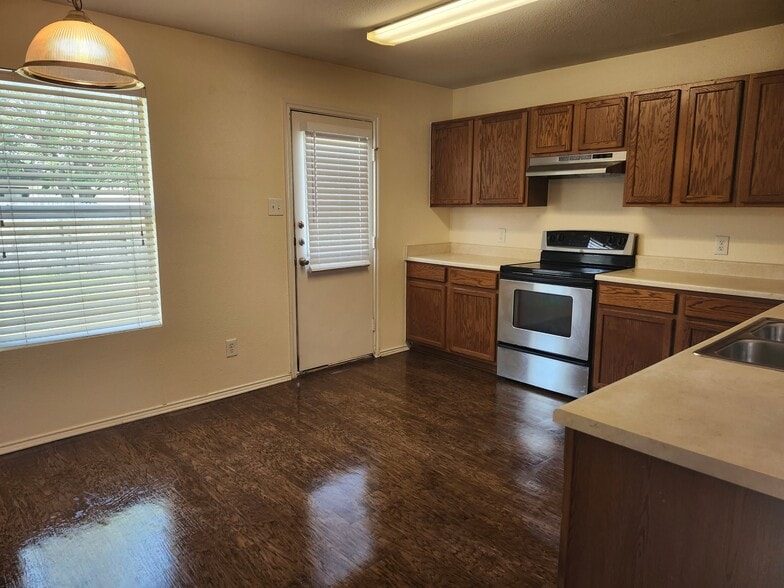 Building Photo - 3414 Ironwood Falls